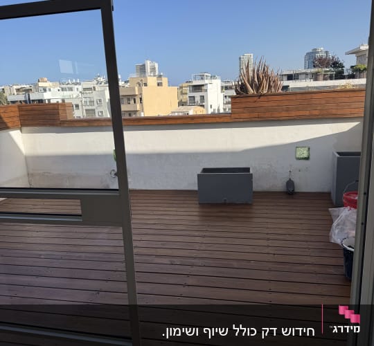 דק עץ במרפסת עם נוף לעיר